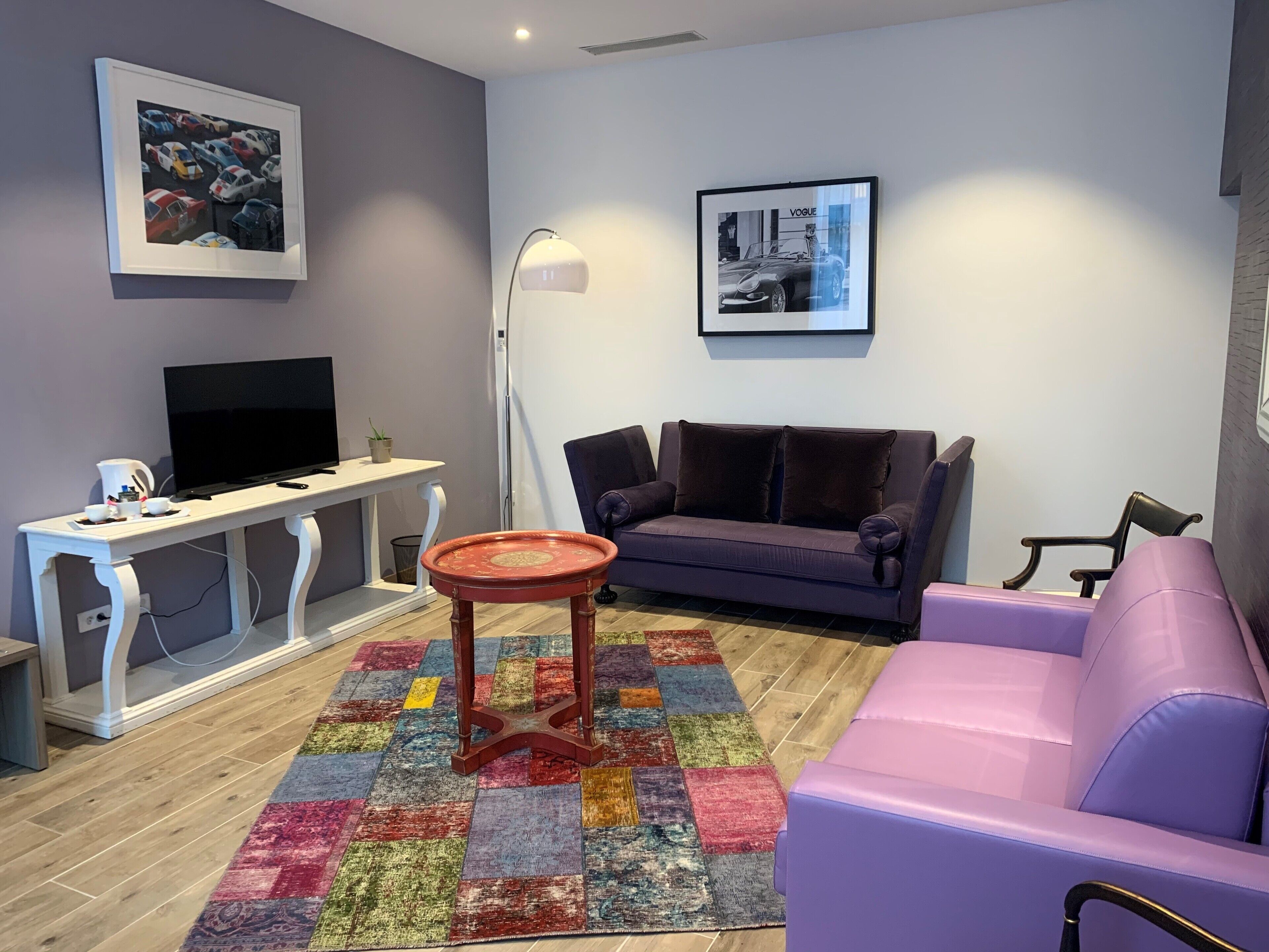 suite | living area | flat-screen tv