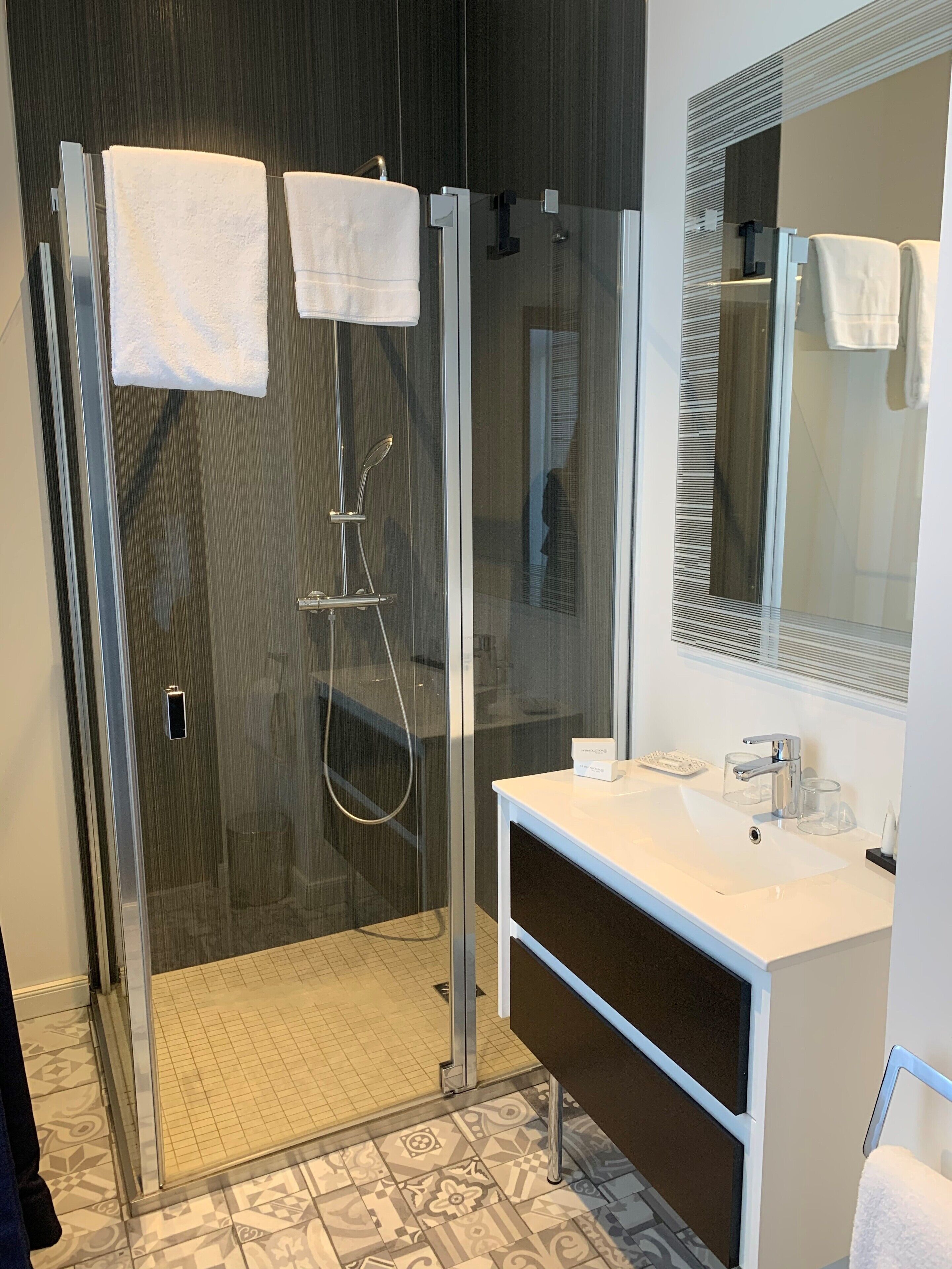 deluxe double room | bathroom | shower, rainfall showerhead, free toiletries, hair dryer