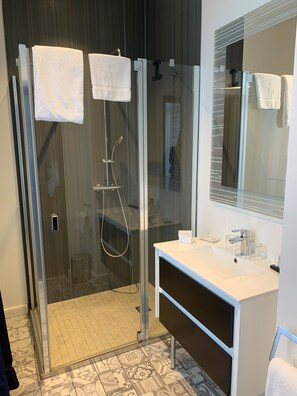 Deluxe Double Room | Bathroom | Shower, rainfall showerhead, free toiletries, hair dryer - Hotel Le Dome (Arras)