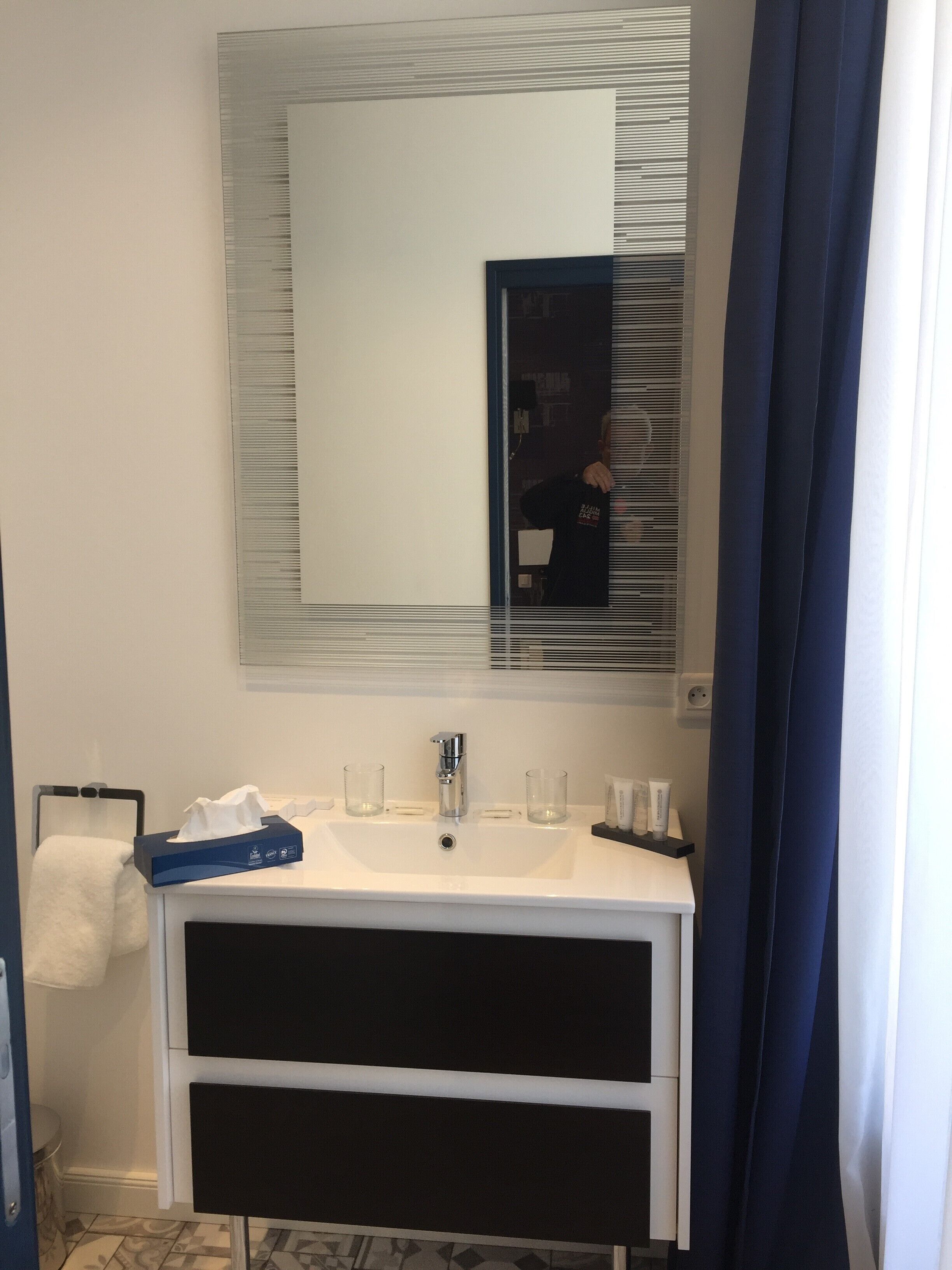 deluxe twin room | bathroom sink