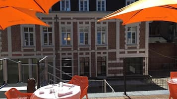 Déjeuner et dîner servis sur place, spécialités Cuisine locale