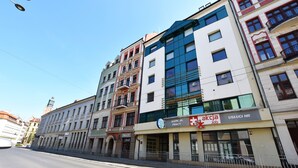 En byggnad med flera våningar som inrymmer olika typer av verksamheter, bland annat ett arbetsförmedlingscenter och en bank.