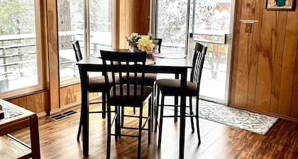 Spacious Lake Almanor River Front Home, sleeps 11, 2 king bed, 2 queen bed