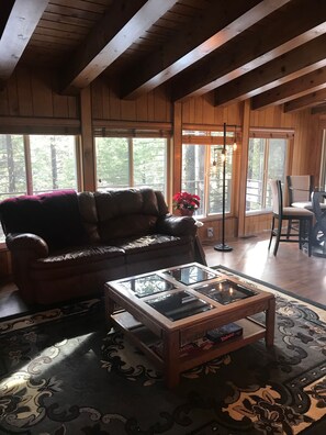 Una Smart TV, una chimenea, una mesa de tenis de mesa