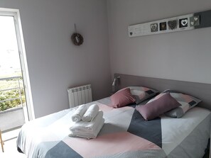 1 habitación, tabla de planchar con plancha, wifi y ropa de cama 