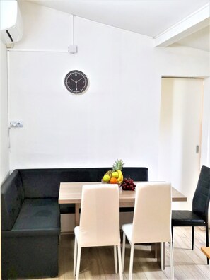 Apartment, Gartenblick | Wohnbereich | Flachbildfernseher