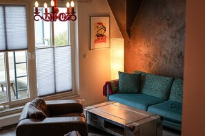 Smart TV, fireplace, books