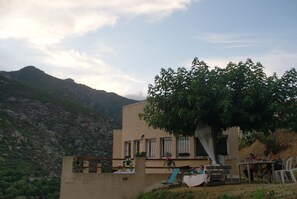 تناول الطعام بالخارج