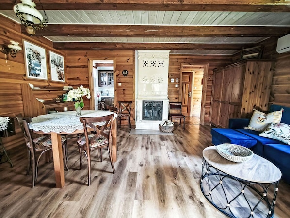 TV, caminetto, lettore DVD