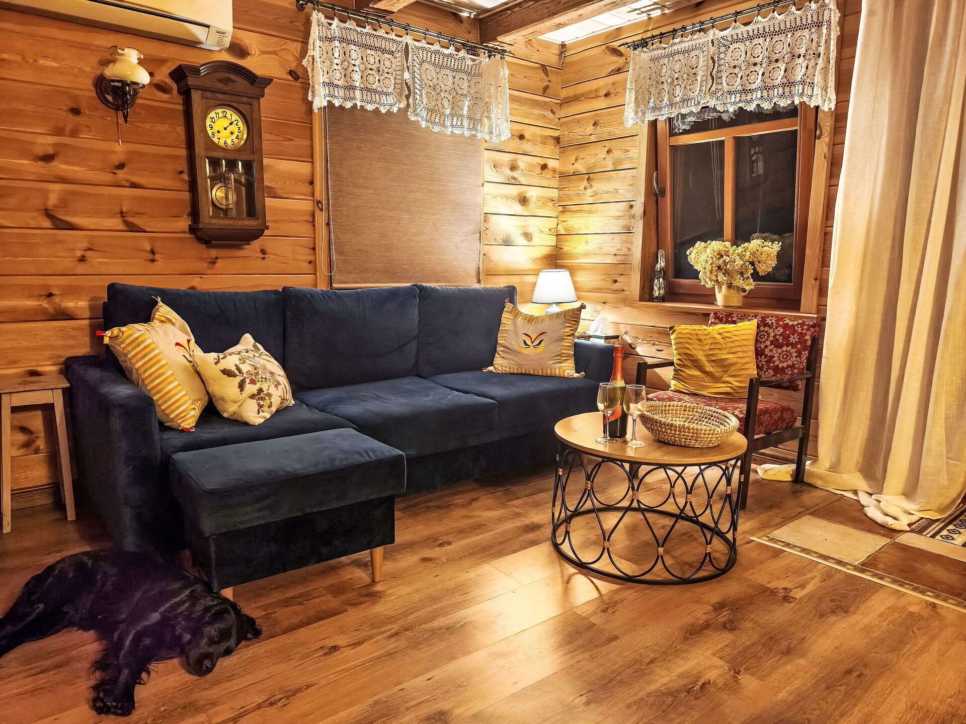 Una televisión, una chimenea, un reproductor de DVD