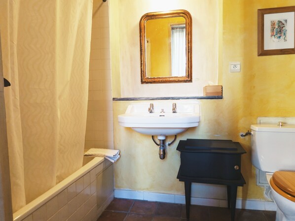 Habitación doble (Azur) | Baño | Secadora de cabello, toallas, jabón, papel de baño 