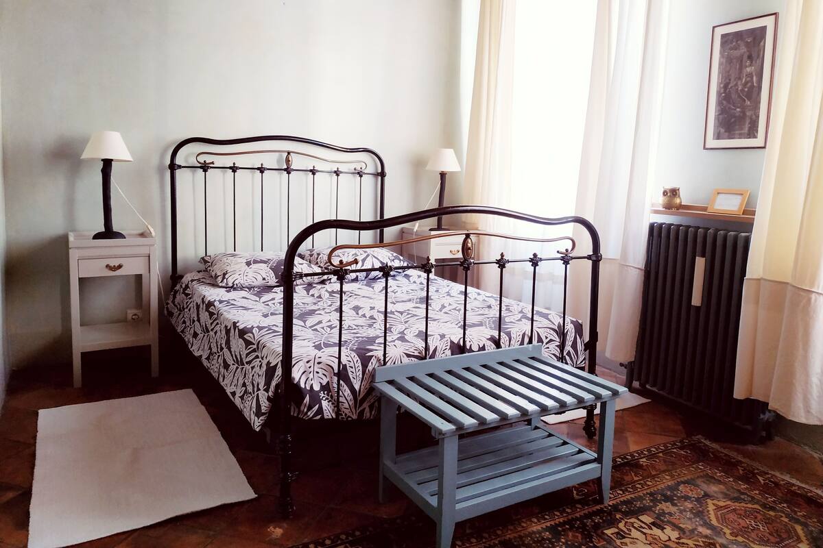 Habitación doble (Azur) | Decoración personalizada, muebles diferentes y cortinas blackout