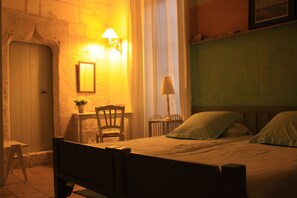 Habitación doble (Verte) | Decoración personalizada, muebles diferentes y cortinas blackout 