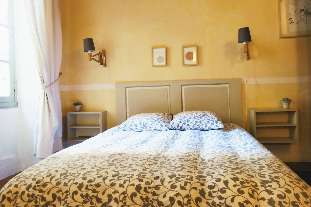 Habitación doble (Jaune) | Decoración personalizada, muebles diferentes y cortinas blackout