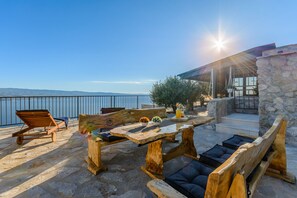 Outdoor dining - 4 bedroom villa with heated pool (Omiš)