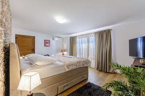 4 bedrooms, WiFi, bed sheets - 4 bedroom villa with heated pool (Omiš)