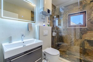 Shower, hair dryer, towels, toilet paper - 4 bedroom villa with heated pool (Omiš)