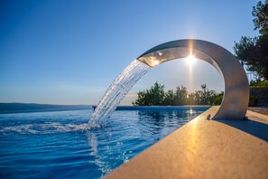 Utomhuspool och uppvärmd pool