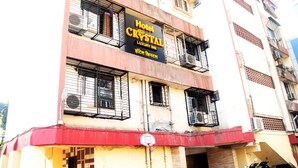 Un edificio con una insegna per Hotel Crystal Luxury Inn.