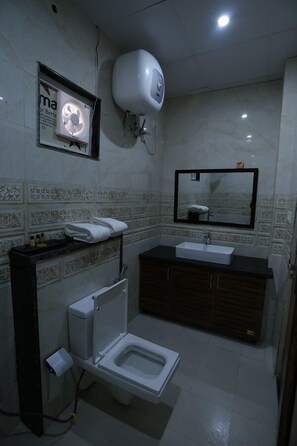 Shower, free toiletries, towels