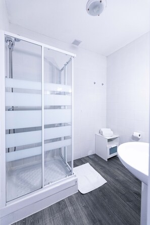 Classic Single Room, Balcony (H3) | Bathroom | Shower, towels - El HostALL (Madrid)