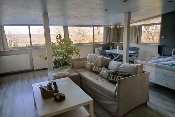 Een smart-tv, boeken en een filmbibliotheek