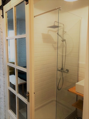 Shower, hair dryer, towels, soap - Vintage Design Flat in Madrid center (Madrid)