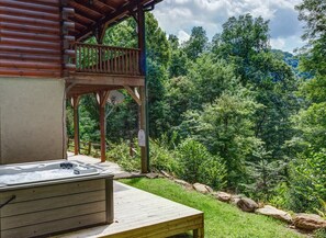 Outdoor spa tub - Emerald Bear | Large, Private Home in Maggie Valley | Hot Tub (Maggie Valley)
