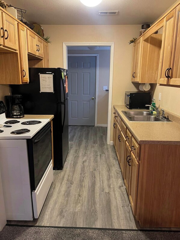 Refrigerador, microondas, horno y parrilla de estufa 