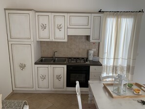 Ofen, Herdplatte, Esstisch