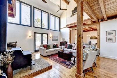 Cozy Lake House w/ Private Dock on Lanier - 4BR + 2BR Basement Apt