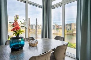 Pavilion 8 | Oleskelualue | 32–tuumainen taulutelevisio, jossa digitaalikanavat