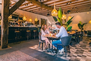 Déjeuner et dîner servis sur place