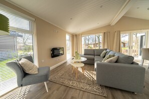 Hackfort 6 | Olohuone | 32–tuumainen taulutelevisio, jossa digitaalikanavat