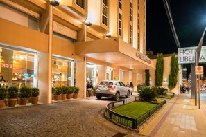 住宿正面 (夜晚)