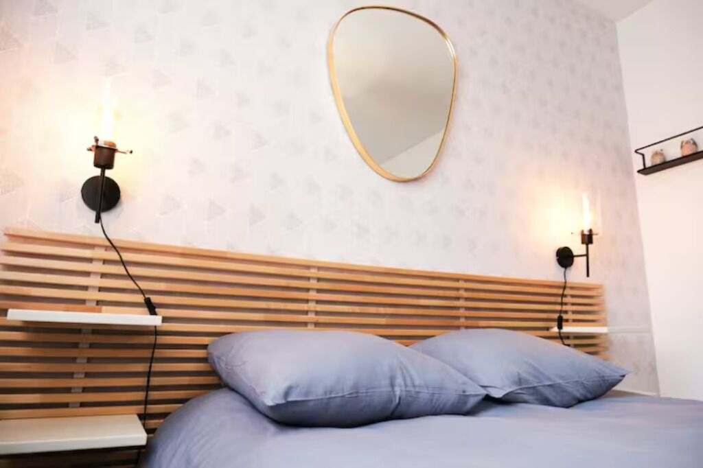 2 bedrooms, desk, iron/ironing board, Internet