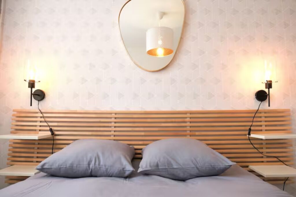 2 bedrooms, desk, iron/ironing board, internet