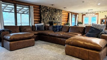 Smart TV, fireplace, stereo
