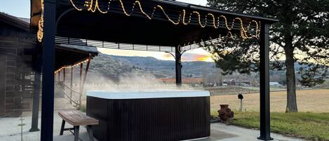 Banyera d'hidromassatge a l'aire lliure