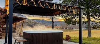 Livingston Lodge • 20-Acre Retreat w/ Hot Tub
