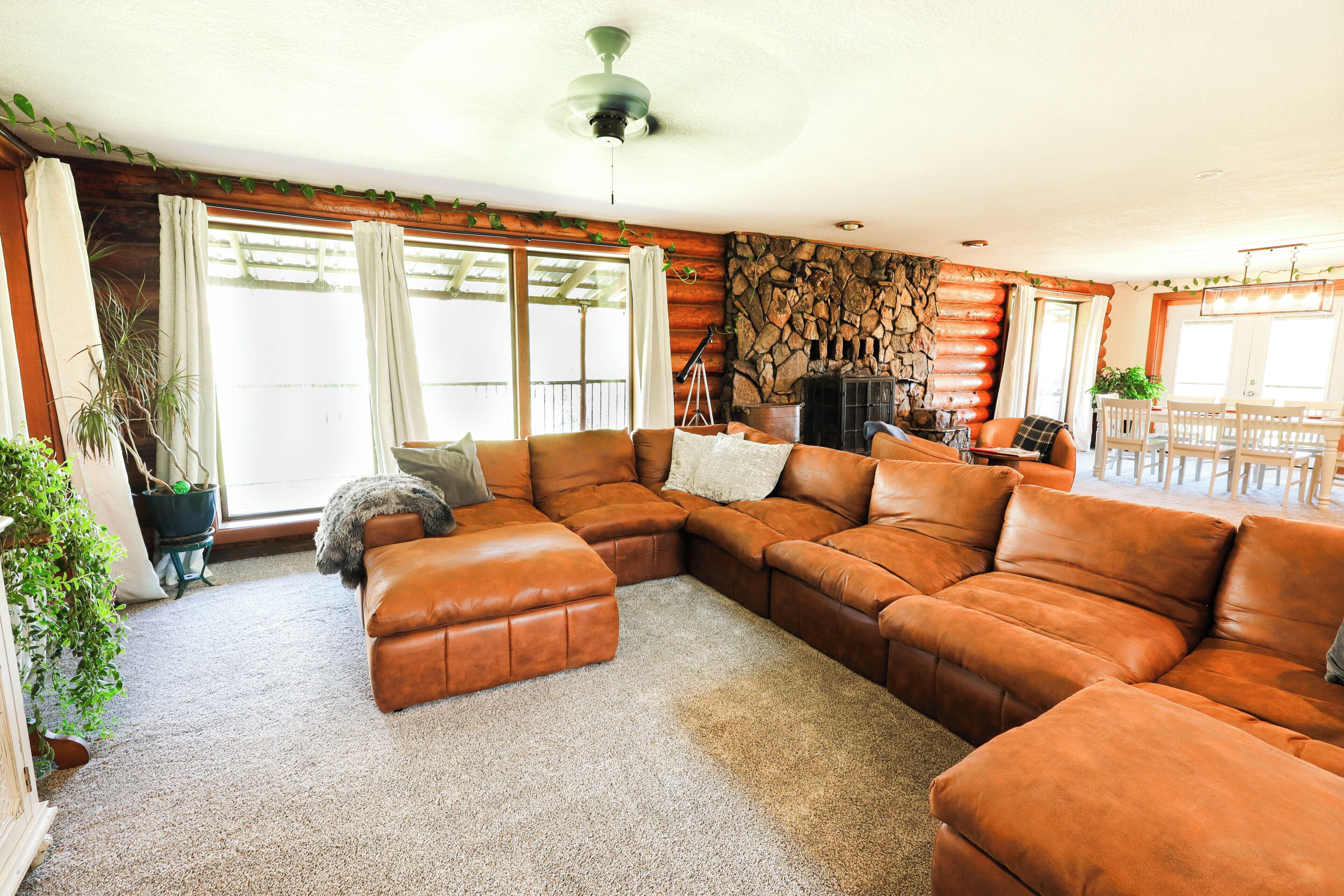 Smart-TV, Kamin, Stereoanlage