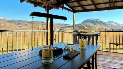 Hot Tub • Views • AC • Games • BBQ • Pet Friendly – 10 Mins to Lake