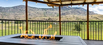 Livingston Lodge • 20-Acre Retreat w/ Hot Tub