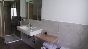 Apartemen Superior | Kamar mandi | Bathtub besar, pengering rambut, kloset, dan lantai berpemanas