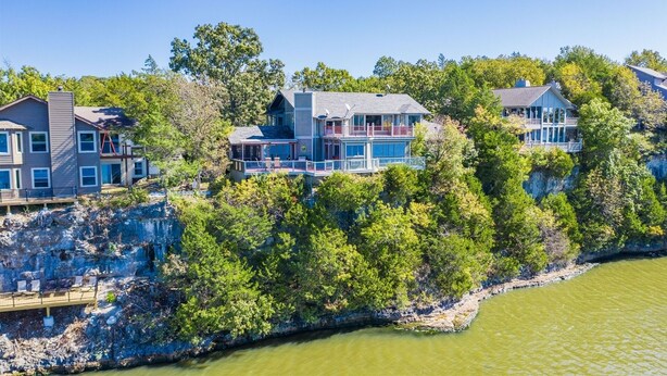 Une propriété située sur la côte, comprenant plusieurs maisons, un quai et un accès à une rivière.
