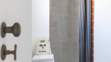 Camera Standard con letto matrimoniale o 2 letti singoli, vista giardino | Bagno | Asciugacapelli, asciugamani