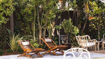 Piscine extérieure, parasols de plage, chaises longues