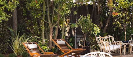 Piscine extérieure, parasols de plage, chaises longues