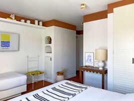 Superior driepersoonskamer | Een kluis op de kamer, een bureau, geluiddichte muren, gratis wifi