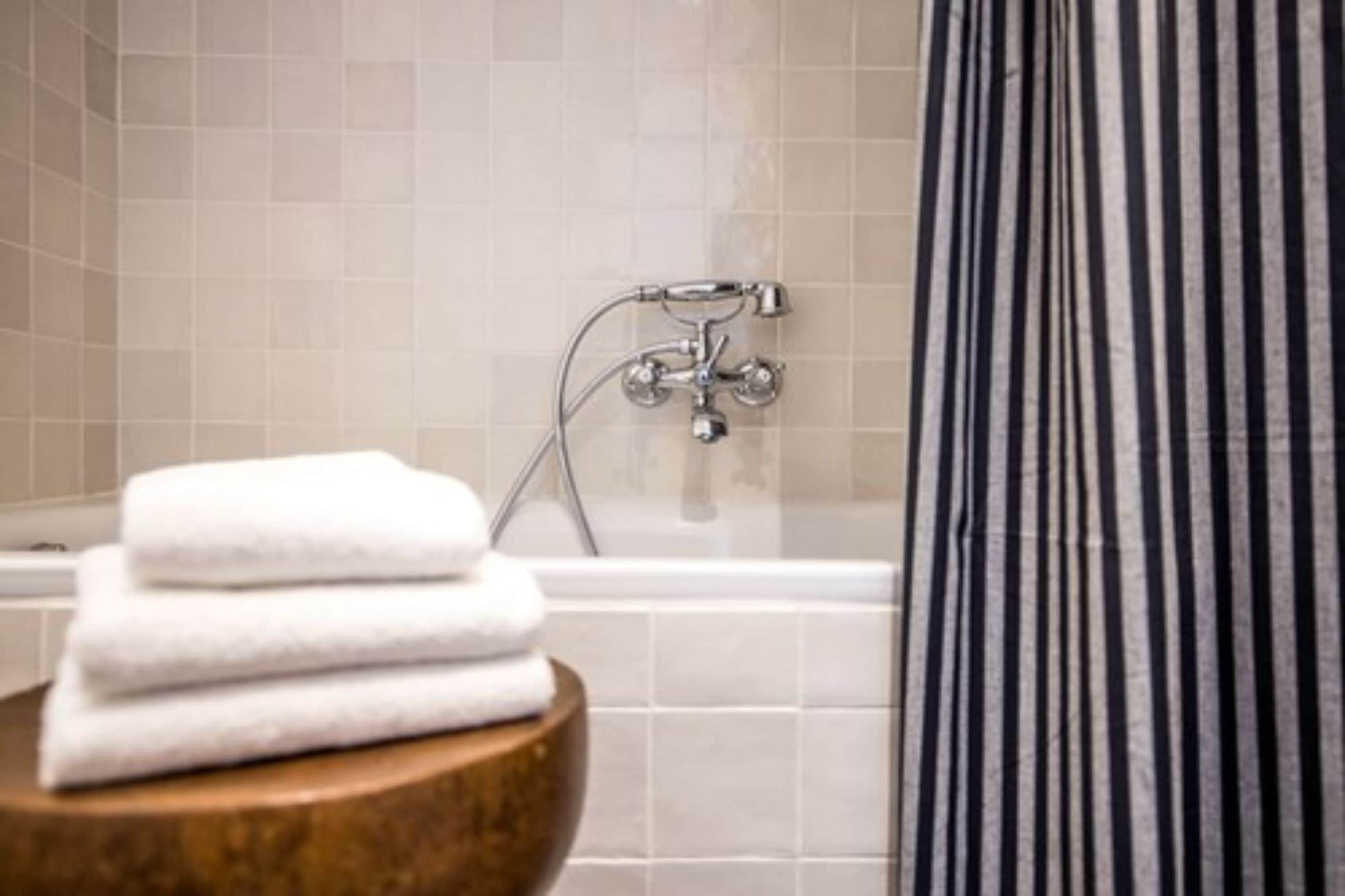 deep-soaking bathtub